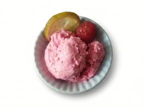 Helado de frambuesas en robot de cocina