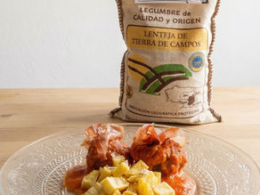 Albondigas de lentejas con panceta y salsa de pimientos