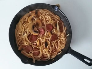 Tallarines picantes con chorizo y champiñones en olla GM