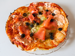 Pizza de trucha ahumada en freidora de aire
