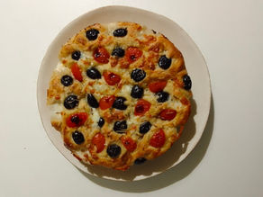 Focaccia de aceitunas negras, romero, cherry y mozzarella en Mambo y Cecofry