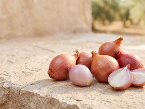 La chalota: pequeña, aromática y llena de sabor