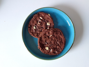 Galletas de chocolate negro y chips de chocolate blanco en robot de cocina