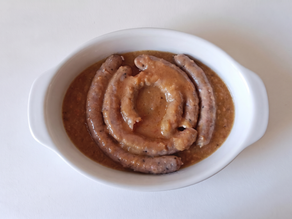 Salchichas guisadas al vino en olla lenta
