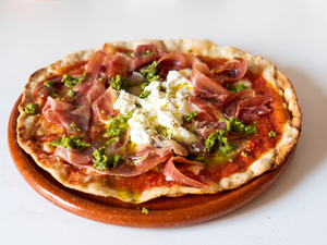 Pizza de burrata, pesto y jamón en freidora de aire