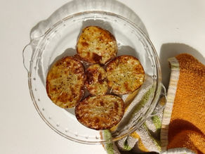 Patatas asadas en rodajas en freidora de aire