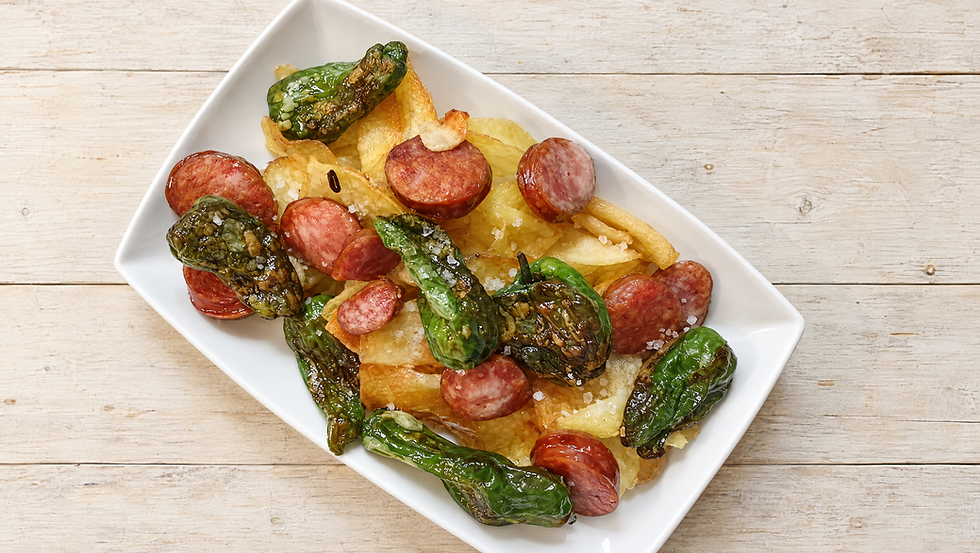 Chorizo criollo con pimientos de Padrón y patatas chips