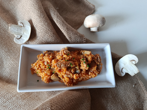 Plato de arroz meloso con champiñones y solomillo