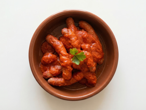 Salchichas guisadas con tomate en olla lenta