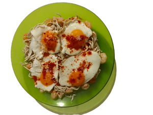 Huevos rotos con gulas, gambas y patatas