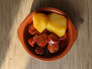 Chorizos a la sidra con patatinos
