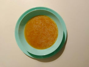 Sopa de fideos de pollo y jamón