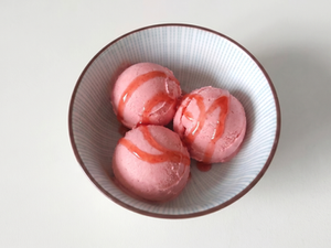 Helado de fresas en robot de cocina