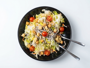 Ensalada de gulas y cangrejo con escarola