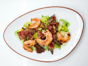 Ensalada templada de jamón, gambas y setas
