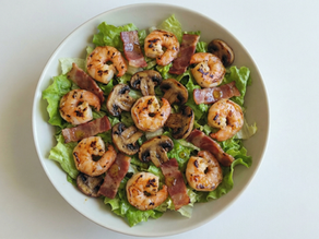 Ensalada templada de champis, jamón y gambas tradicional