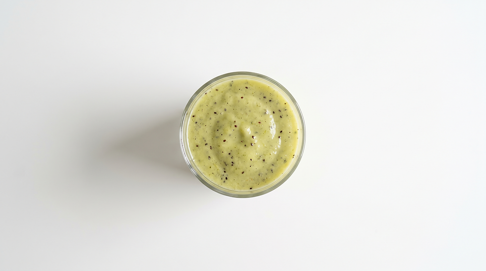 Batido verde de kiwi, piña y kale en robot de cocina