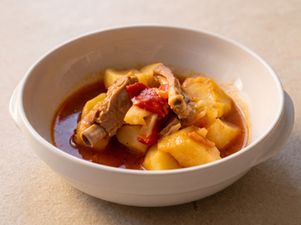 Patatas guisadas con costilla de cordero en olla lenta