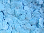 Confetes decorativos em papel de seda azul
