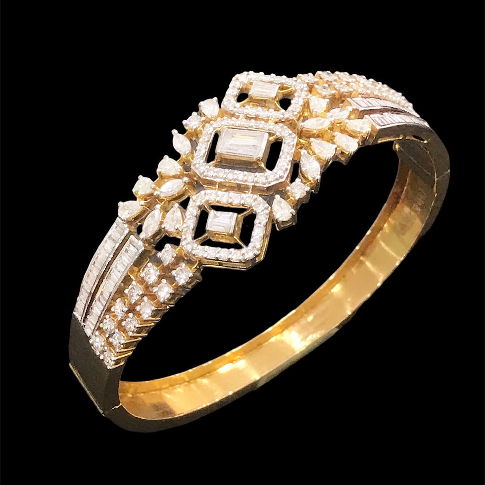 Thumbnail: Emerald illusion halo baguettes round 18kt gold traditional Indian bracelet_3