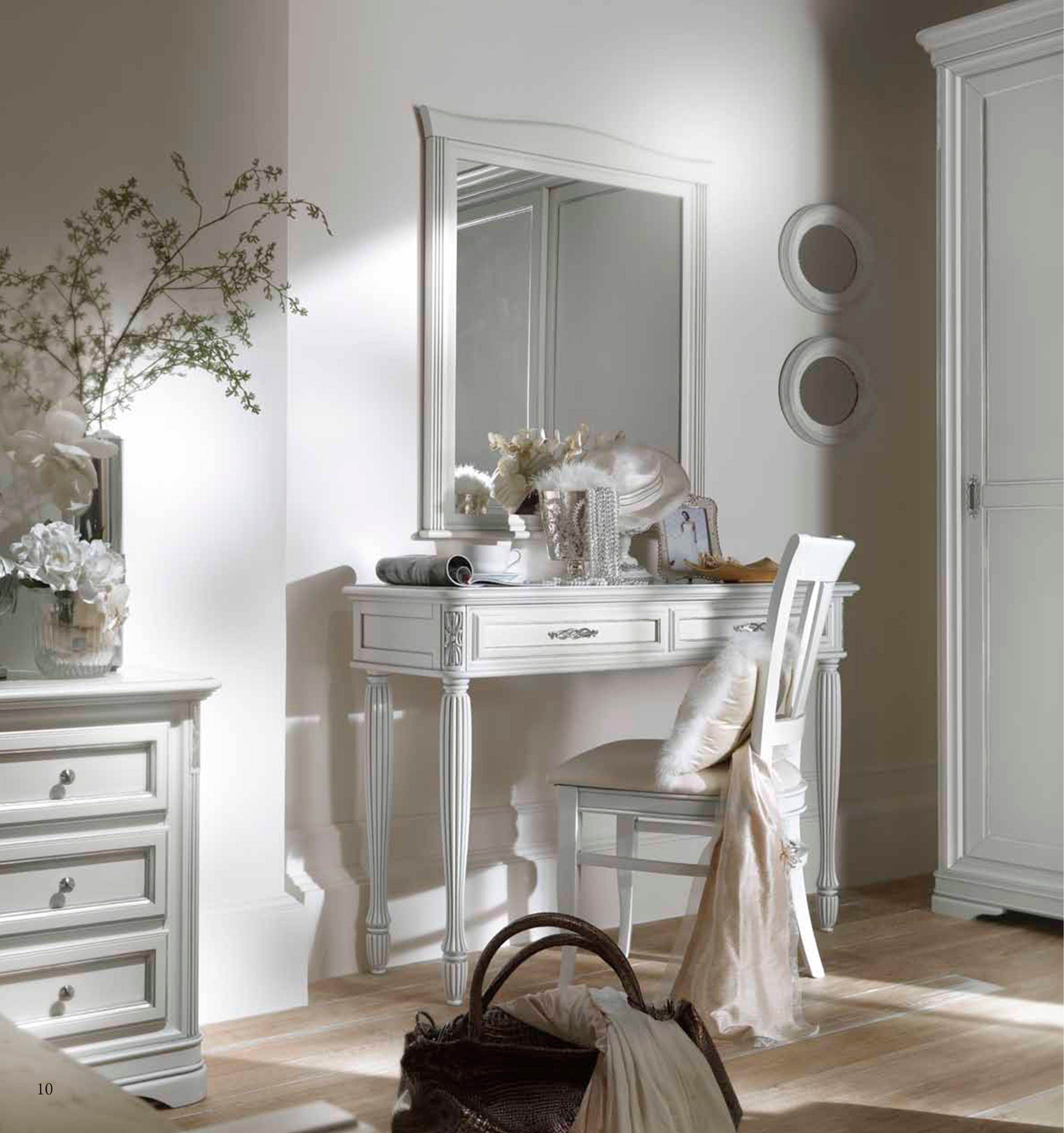 консольный столик с зеркалом. трельяж икеа. консоль в прихожую. консоль с зеркалом в спальню. туалетный столик в интерьере.