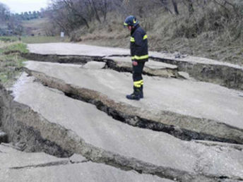 DANNI DEL TERREMOTO A TERAMO ANCORA IRRISOLTI STRADE INTERROTTE E ABITAZIONI PERICOLANTI