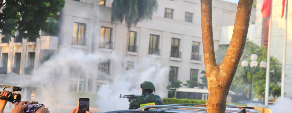 「武装集団からの奇襲攻撃を想定して反撃する警察の特殊部隊(写真:KAISEIWORLD)」の写真