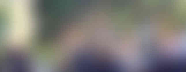 「敵からの攻撃を想定して要警護者を護る警護官(写真:KAISEIWORLD)」の写真