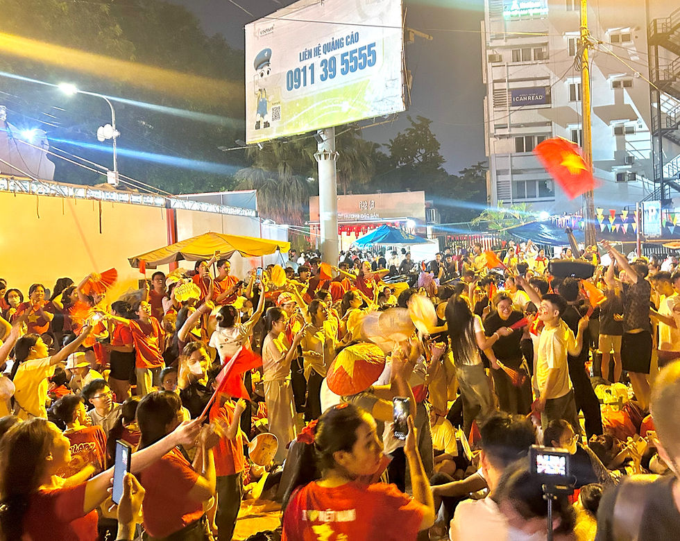 前夜から愛国歌を熱唱し、祖国の祝福を共に分かち合う市民たち(写真:KAISEIWORLD)