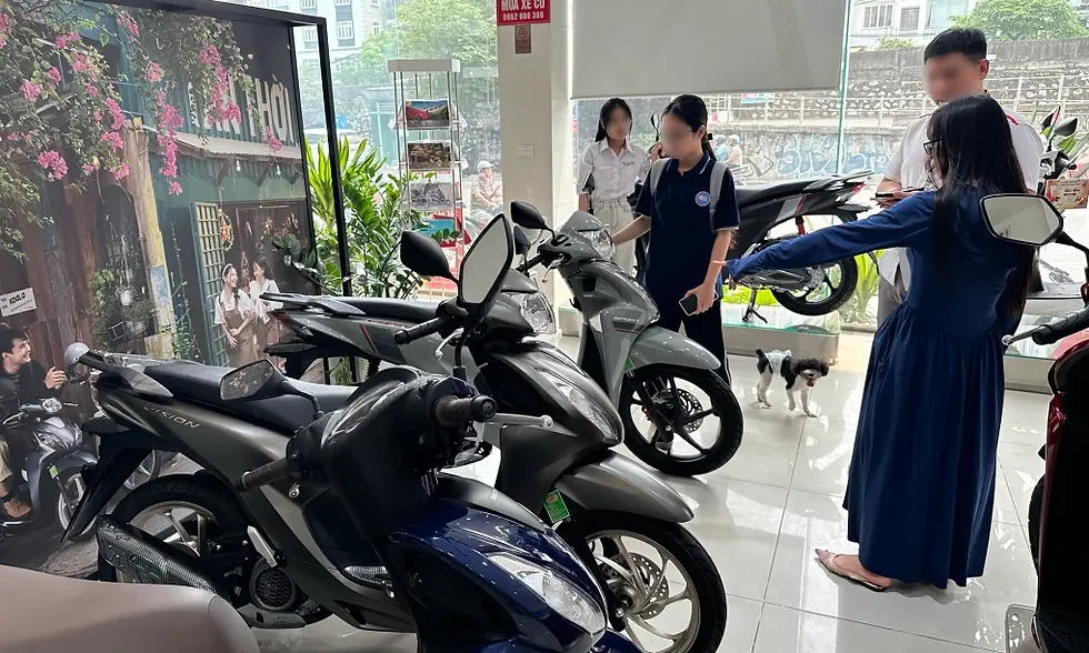 ガソリンバイクを選んでいるホアイさんと娘(写真:VnExpress/ミン・クアン)