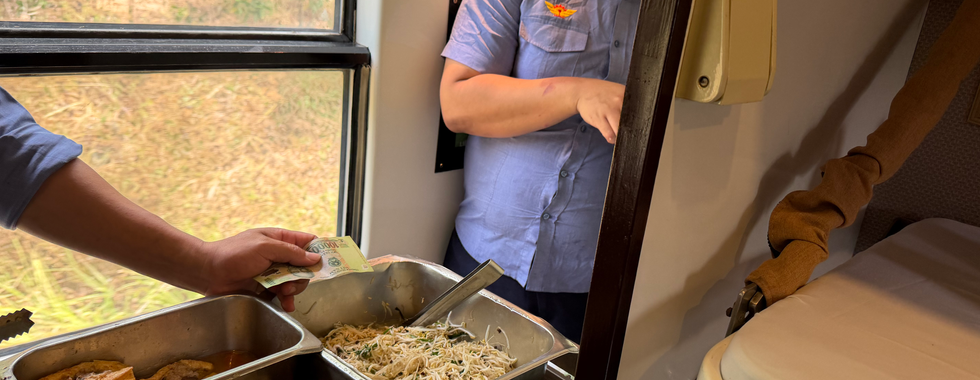 車内で食事を販売する乗務員の様子（写真：KAISEIWORLD）