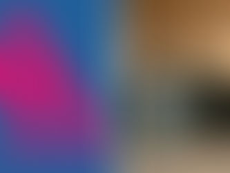 APARTMENTHELDEN Logo neben drei Skulpturen in Hoodies vor einer Weltkarten‑Wand