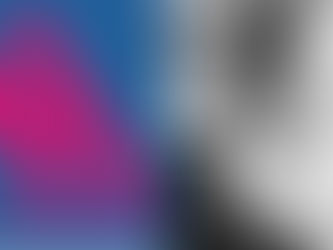 Schwarz-weißes Foto einer Interviewsituation bei APARTMENTHELDEN: Eine Person im APARTMENTHELDEN-Hoodie sitzt in einem Büro und wird mit einem Mikrofon interviewt, im Hintergrund Glaswände und Firmenlogo.