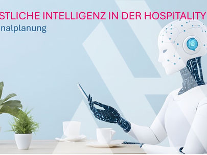„Ein humanoider Roboter mit futuristischem Design sitzt an einem Schreibtisch und betrachtet ein Smartphone. Im Hintergrund steht der Text ‚Künstliche Intelligenz in der Hospitality – Personalplanung‘. Die Szene ist hell und minimalistisch gestaltet, mit zwei Zimmerpflanzen und einer Tasse Kaffee auf dem Tisch – Symbol für moderne, KI-gestützte Personalplanung in der Hotellerie.“