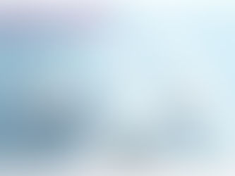 Helles, minimalistisches Studentenapartment mit weißem Schreibtisch, blauer Wand und moderner Lampe, daneben Aufbewahrungsboxen; Text „Student Living Development“.