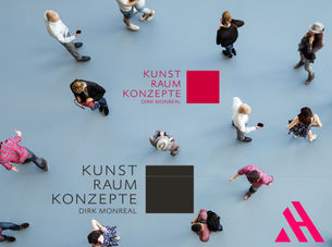 Ansicht von oben auf eine Gruppe von Menschen auf grauem Boden. Im Bild die Logos von ‘KUNST RAUM KONZEPTE Dirk Monreal’ in Rot und Schwarz sowie das APARTMENTHELDEN-Logo.