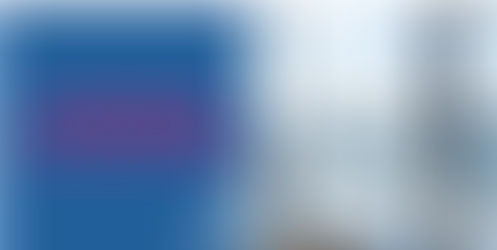 Werbegrafik für den „VISIONDAY der APARTMENTHELDEN“. Linke Hälfte in Blau mit pinkem Text, rechte Hälfte zeigt einen Ausblick durch große Glasfenster auf einen See mit Ufer und Bäumen im Hintergrund.