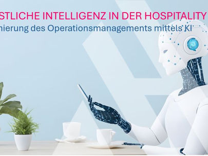 Humanoider Roboter in weiß-blauem Design sitzt an einem Tisch mit Smartphone; im Hintergrund Text: ‘Künstliche Intelligenz in der Hospitality – Optimierung des Operationsmanagements mittels KI’. Zwei Pflanzen und zwei Tassen stehen auf dem Tisch.