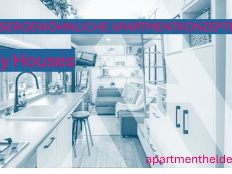 Eine Grafik für modulare Apartments. Im Hintergrund ist ein blau getöntes Foto eines mehrstöckigen Gebäudes aus gestapelten Wohnmodulen zu sehen. Im Vordergrund steht in pinker Schrift auf blauen Bannern der Text "AUSSERGEWÖHNLICHE APARTMENTKONZEPTE" und "Modulare Apartments". Unten rechts ist die Website "apartmenthelden.de" zu lesen. Über dem Bild liegt ein transparentes, stilisiertes "A".