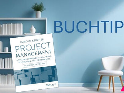 BUCHTIPP: Cover des Buches ‚Project Management – A Systems Approach to Planning, Scheduling, and Controlling‘ von Harold Kerzner (14. Auflage) vor einer modernen, hellblauen Wohnzimmerkulisse mit Bücherregal, Stuhl und Pflanzen-Dekoration."