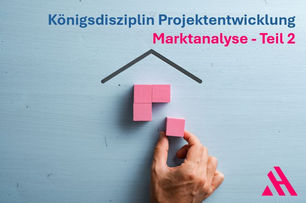 Hand platziert rosa Bauklötze in Form eines Hauses unter der Überschrift 'Königsdisziplin Projektentwicklung' und 'Marktanalyse - Teil 2'. Hellblauer Hintergrund mit einem APARTMENTHELDEN Logo in der rechten unteren Ecke