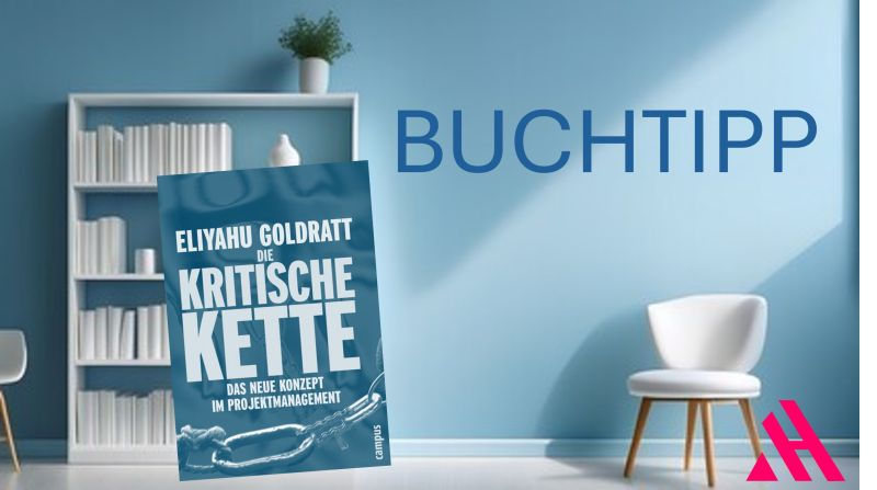 Modern eingerichteter Raum mit hellblauer Wand, weißem Bücherregal und Stuhl. Links im Vordergrund das Buchcover von 'Die Kritische Kette – Das neue Konzept im Projektmanagement' von Eliyahu Goldratt. Rechts oben der Schriftzug 'BUCHTIPP', unten rechts das pinke APARTMENTHELDEN-Logo.