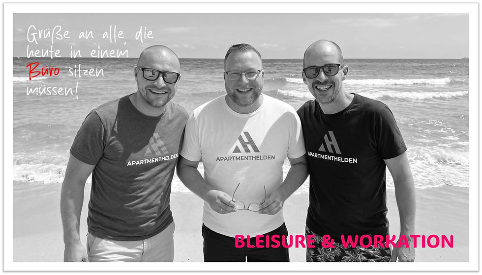 Drei lachende Männer am Strand mit APARTMENTHELDEN-Shirts; Text: Grüße an alle, die heute in einem Büro sitzen müssen!