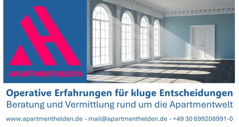 Logo der APARTMENTHELDEN neben einem sonnendurchfluteten, leeren Raum mit großen Rundbogenfenstern und dem Slogan „Operative Erfahrungen für kluge Entscheidungen“.