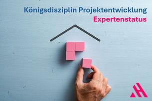 Konzeptbild zur Projektentwicklung mit Hand, die pinke Bausteine unter Hausumriss platziert, deutscher Text 'Königsdisziplin Projektentwicklung' und 'Expertenstatus', Immobilien-Fachwissen Visualisierung mit Corporate Design Elementen