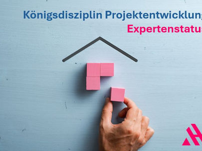 Konzeptbild zur Projektentwicklung mit Hand, die pinke Bausteine unter Hausumriss platziert, deutscher Text 'Königsdisziplin Projektentwicklung' und 'Expertenstatus', Immobilien-Fachwissen Visualisierung mit Corporate Design Elementen