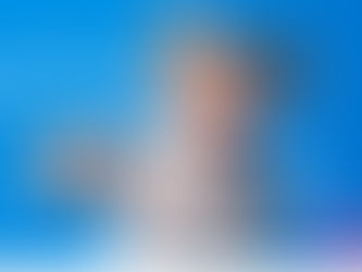 Ein junges, fröhliches Mädchen mit blonden Zöpfen lächelt in die Kamera und gibt einen Daumen nach oben. Im Hintergrund ist eine blaue Grafik mit dem Text „Leni erklärt REMOTE WORK“ und „Teil 2“ sowie das Logo der APARTMENTHELDEN.