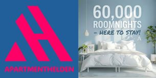 Logo der APARTMENTHELDEN auf blauem Hintergrund neben einem modernen, hell eingerichteten Schlafzimmer mit dem Text „60.000 Roomnights – Here to Stay!"