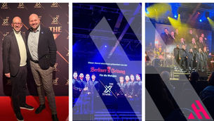 Dreigeteiltes Bild: Links stehen zwei Männer (APARTMENTHELDEN) lächelnd auf einem roten Teppich vor einer "The X Tenors"-Wand. In der Mitte ein Plakat der Berliner Zeitung mit den Sängern. Rechts eine Live-Aufnahme der Tenöre auf der Showbühne unter blau-gelbem Scheinwerferlicht.