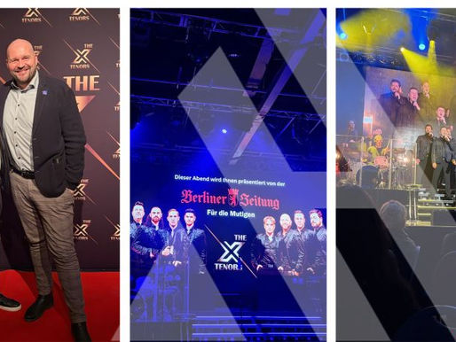 Dreigeteiltes Bild: Links stehen zwei Männer (APARTMENTHELDEN) lächelnd auf einem roten Teppich vor einer "The X Tenors"-Wand. In der Mitte ein Plakat der Berliner Zeitung mit den Sängern. Rechts eine Live-Aufnahme der Tenöre auf der Showbühne unter blau-gelbem Scheinwerferlicht.